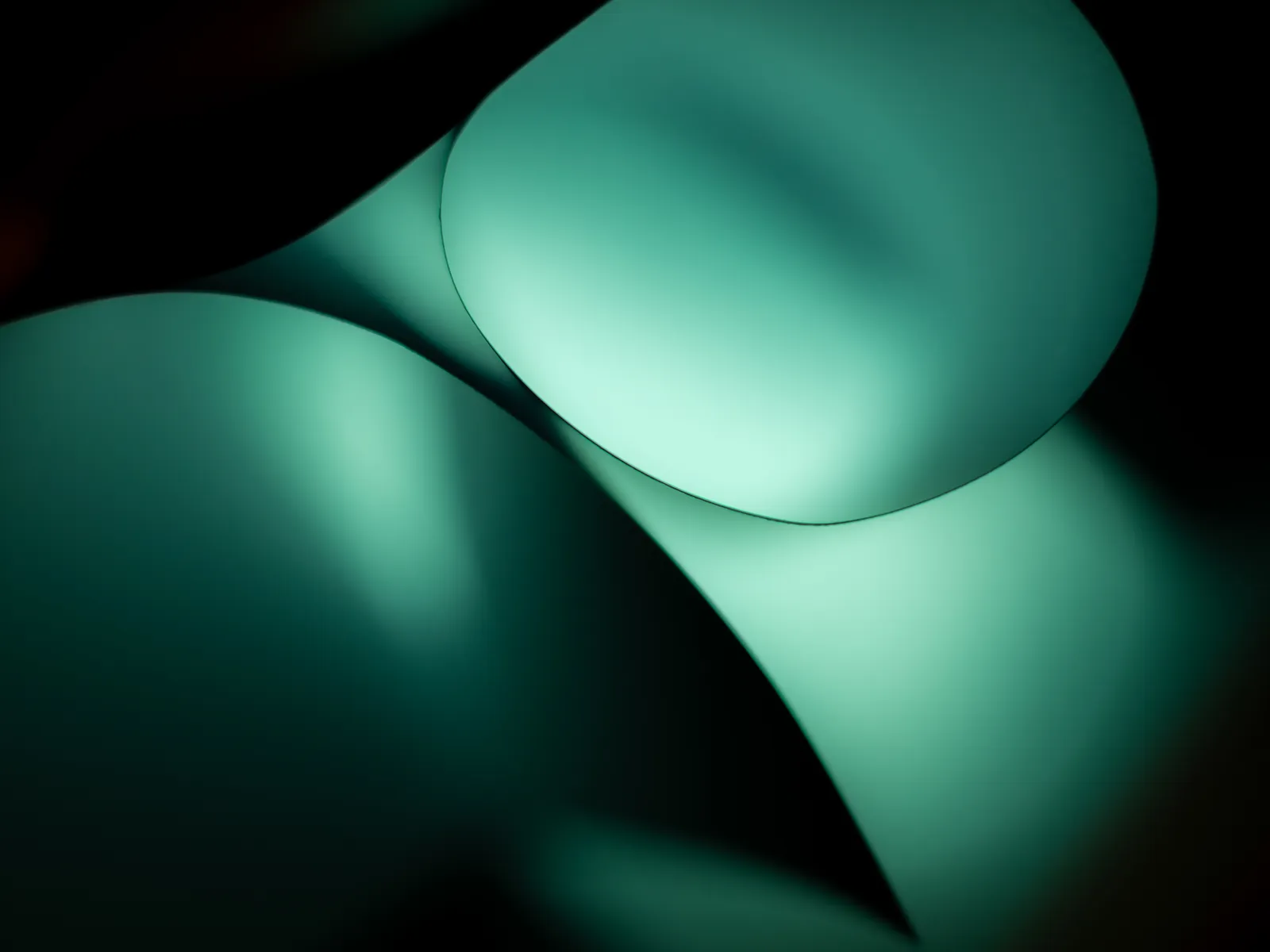 Geschwungene Papierkanten mit Licht und Schatten